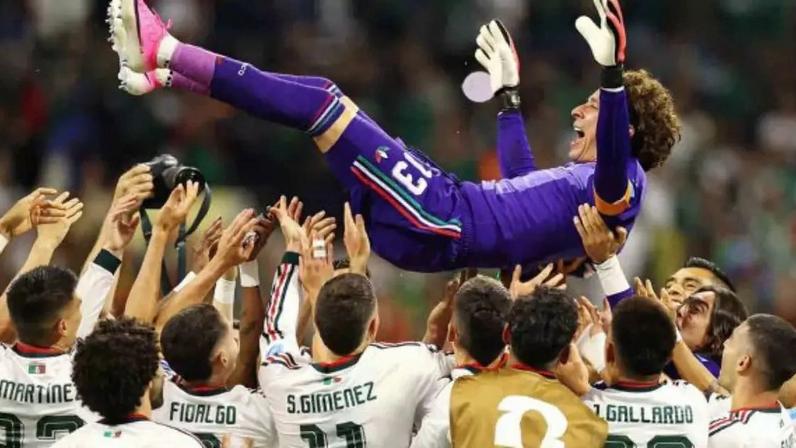 Ochoa comemorou o terceiro gol mexicano dentro de campo –