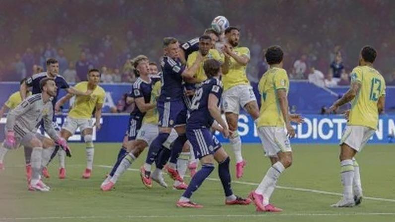 Lance de Brasil x Escócia durante a última rodada do Grupo C da Copa