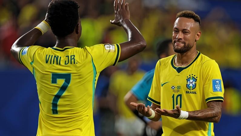 Neymar e Vinícius Júnior comemoram vitória do Brasil contra a Escócia na Copa do Mundo