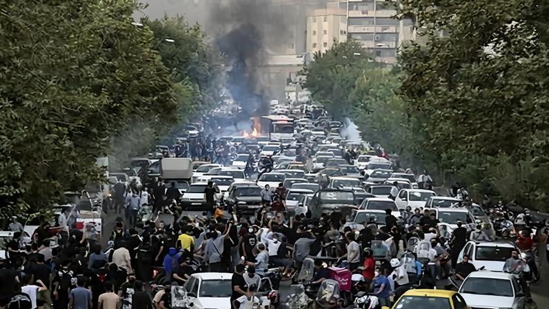 Revolução roubada: análise da história recente do Irã