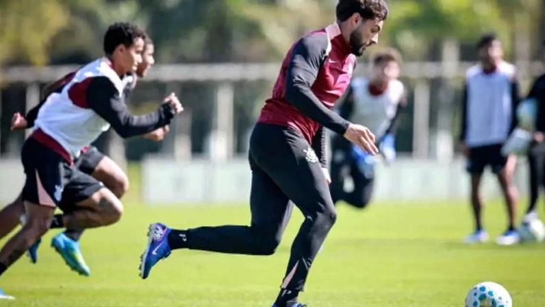 Jogadores participaram de um treino com o auxílio de um elástico –