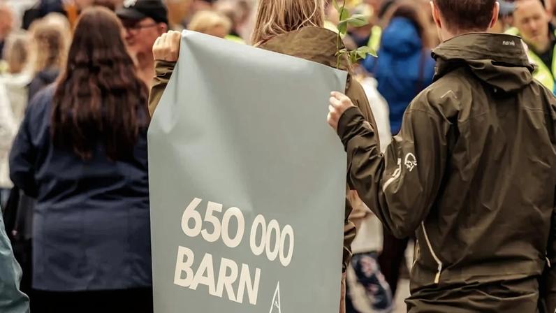 Jovens exibem mensagens em defesa da vida durante a Marcha pela Vida, realizada em Oslo, na Noruega. (Foto: Instagram/@velg.livet)