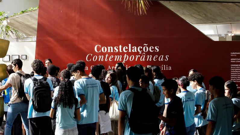 Brasília/DF (25/05/2026) – Alunos visitam exposição Constelações Contemporâneas da Cena Artística de Brasília. Fotos: Nina Quintana/Metrópoles