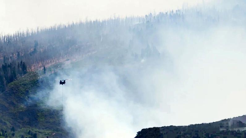 Incêndio em Cottonwood, Utah, se espalha na noite, atingindo 92 mil acres