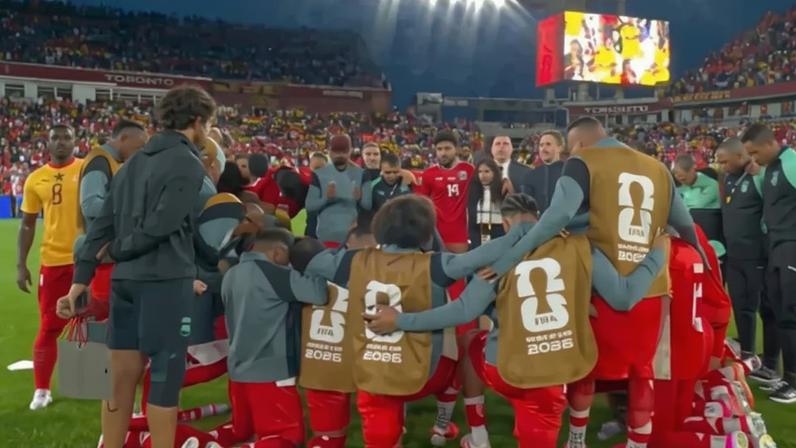 Gana e Panamá rezam em campo após jogo da Copa