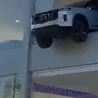 Carro fica pendurado no segundo andar de concessionária em Porto Alegre