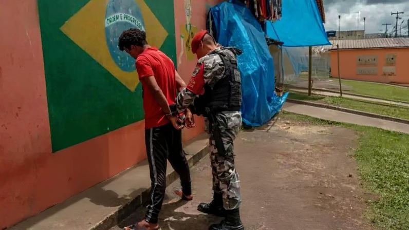 Policiais da Força Tática prendem um homem por supostamente vender drogas na fronteira com a Venezuela, em 2019