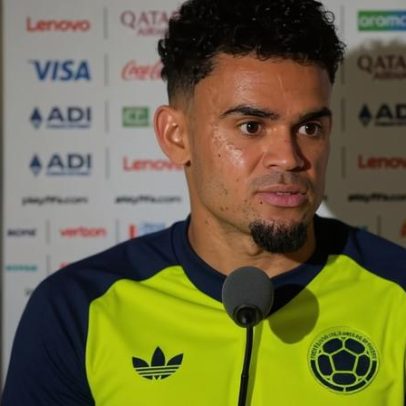 Pai de jogador colombiano ora antes da Copa, filho recebe troféu de craque