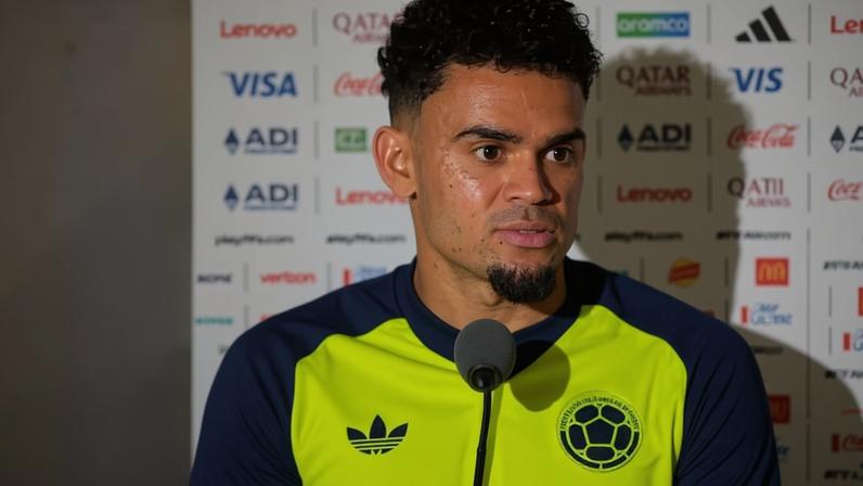 Pai de jogador colombiano ora antes da Copa, filho recebe troféu de craque