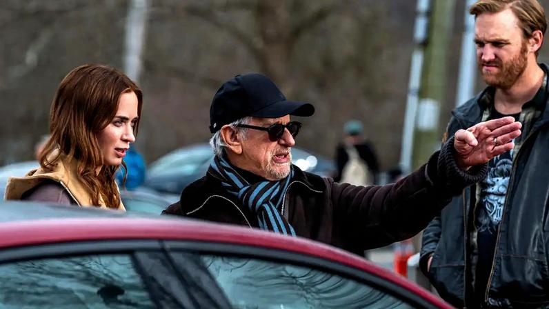 Emily Blunt, Steven Spielberg e Wyatt Russell nos bastidores de 'Dia D' (Universal Pictures/Divulgação)