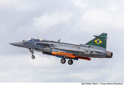 Major-aviador Thiago Camargo, do Instituto de Pesquisas e Ensaios em Voo (IPEV), se tornou o primeiro piloto brasileiro a lançar bombas com o F-39 Gripen