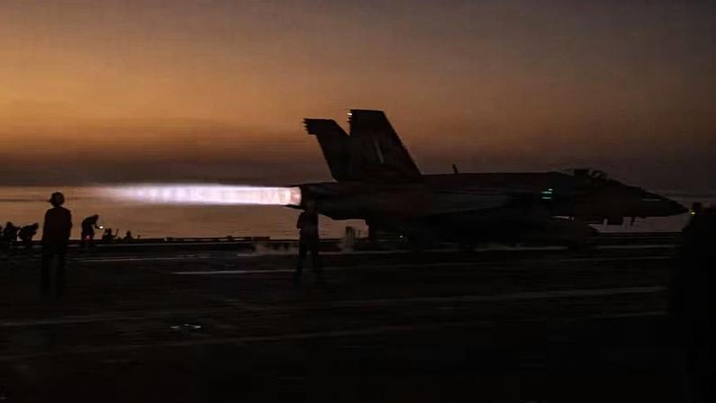 Um F/A-18E Super Hornet decola do convés de voo do porta-aviões USS Abraham Lincoln (CVN 72), da classe Nimitz, no Mar Arábico, em 15 de fevereiro de 2026. — Foto: Nathaly Cruz/US Navy
