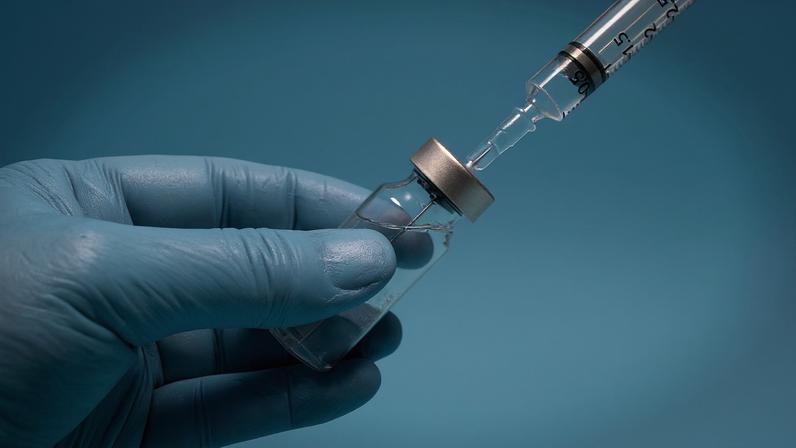 Ao longo da história, poucas intervenções tiveram impacto tão expressivo na redução da mortalidade e no controle de doenças infecciosas quanto as vacinas