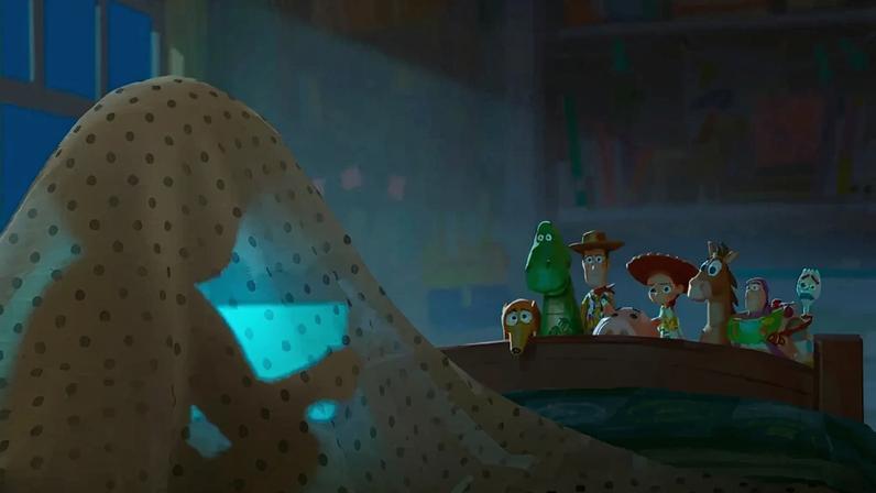 Silhueta de uma criança coberta por um lençol bege de bolinhas pretas, com um brilho azulado, observando os brinquedos de Toy Story: Rex, Woody, Jessie, Bala no Alvo, Buzz Lightyear e Garfinho, que estão em uma cama ou caixa de brinquedos. O quarto está escuro, com uma janela azulada ao fundo