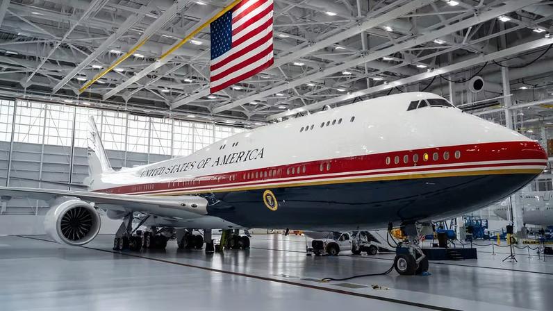 Avião VC-25B Bridge, da Força Aérea dos Estados Unidos, na base aérea Andrews após ser entregue ao governo Trump em 19 de junho de 2026.
