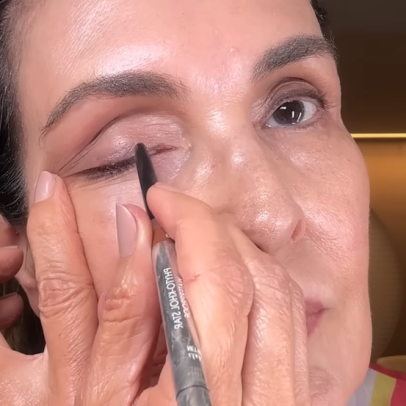 Maquiador sugere técnica com sombra na linha inferior para olhos mais abertos
