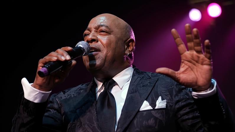 Falece Peabo Bryson, cantor premiado