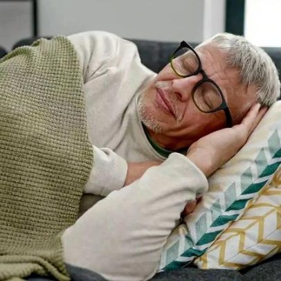 Sono prolongado em idosos pode piorar mobilidade em homens, aponta estudo