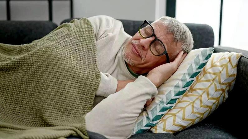 A pesquisa, publicada no Journal of the American Medical Directors Association, acompanhou mais de 3 mil pessoas com 60 anos ou mais durante cerca de oito anos, com foco em como a duração do sono se relaciona com a capacidade de caminhar, levantar-se e realizar tarefas básicas do dia a dia – depositphotos.com / Krakenimages.com