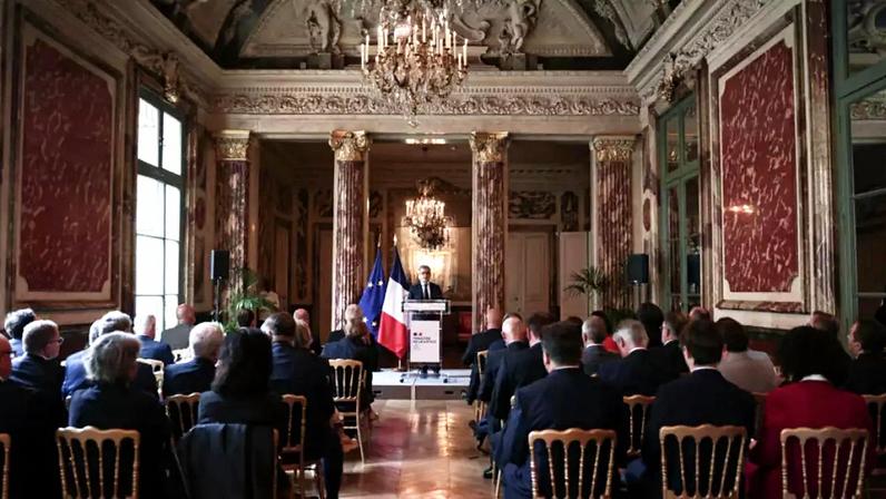O ministro da Justiça da França, Gérald Darmanin (ao centro), dirige-se aos promotores durante uma reunião de trabalho com os procuradores-gerais da França para solicitar-lhes uma revisão das denúncias envolvendo crianças vítimas, na sequência do caso Lyhanna, enquanto grupos feministas e de defesa da infância convocaram manifestações em frente aos tribunais do Ministério da Justiça, em Paris, em 8 de junho de 2026.