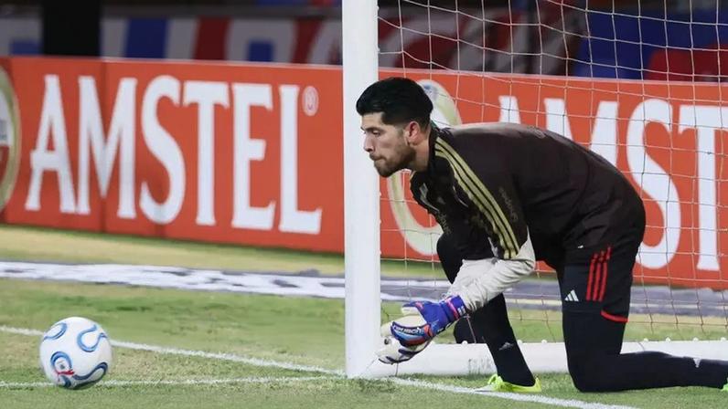 Augustín Rossi, goleiro do Flamengo, em aquecimento antes de jogo contra o Independiente Medellín pela Libertadores