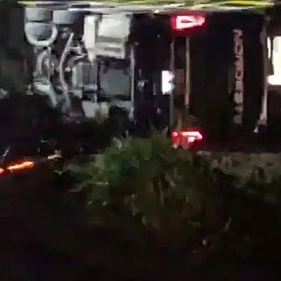 Motorista aponta falha em ônibus que tombou na freeway e vitimou passageira