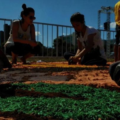 Corpus Christi: montagem de tapetes na Esplanada dos Ministérios e missa