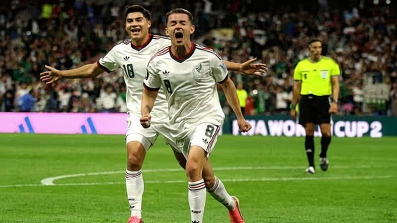 Fidalgo faz México vencer; co-anfitriões mantêm 100% e eliminam Chequia