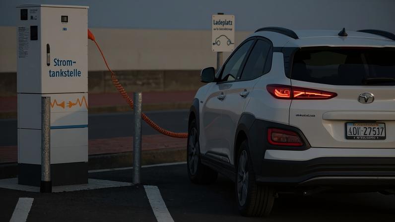 Carro elétrico em posto de recarga — Foto: Pixabay