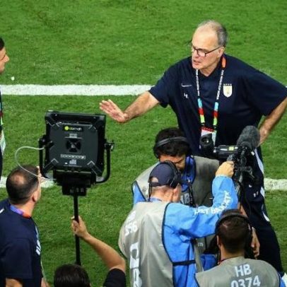 Bielsa fica irritado após eliminação do Uruguai na Copa do Mundo
