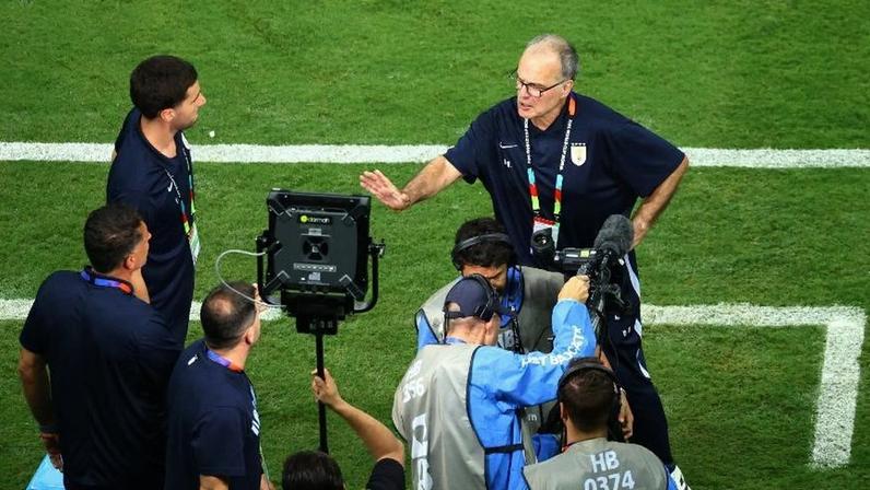 26.jun.2026 - Marcelo Bielsa parece irritado após o jogo e eliminação do Uruguai na Copa do Mundo