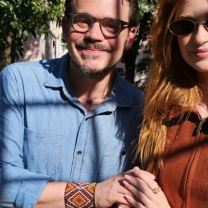 Marina Ruy Barbosa visita Museu Casa de Rui Barbosa com vestido marrom