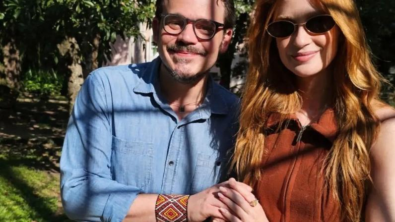 Marina Ruy Barbosa visita Museu Casa de Rui Barbosa com vestido marrom