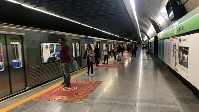 Plataforma de estação da Linha 2-Verde do Metrô de São Paulo