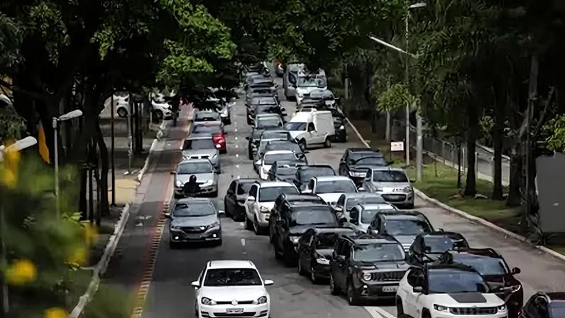 Fila de carros é vista na Avenida Rebouças, na zona oeste da capital paulista