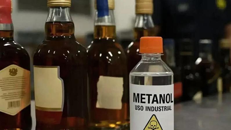Bebidas e frasco de metanol.