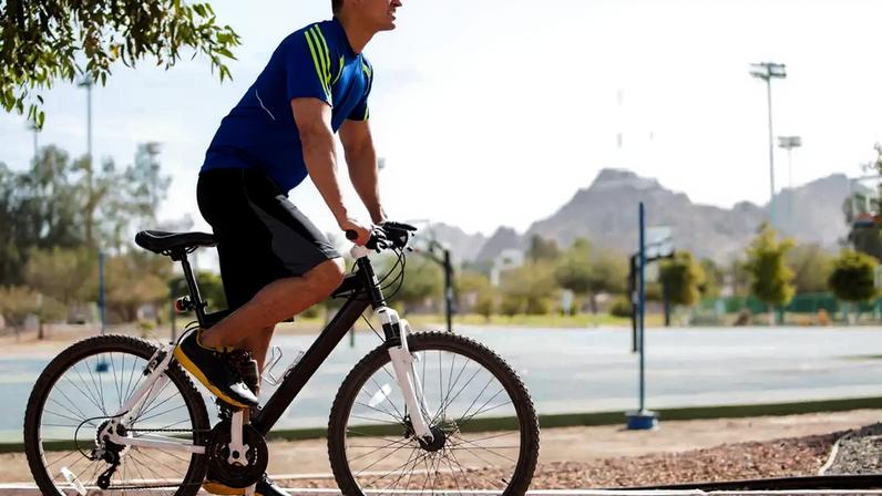 Entre as inúmeras formas de se movimentar, caminhada, ciclismo e natação aparecem com frequência nas recomendações de médicos, fisiologistas do exercício e cardiologistas – depositphotos.com / tonodiaz