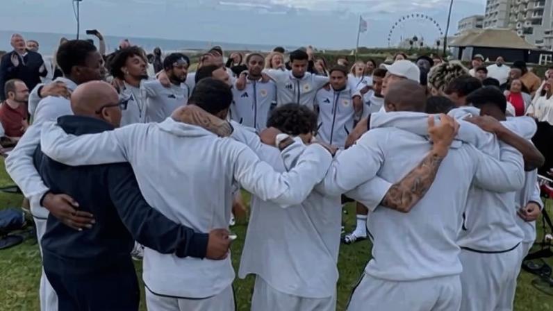 Seleção de Curaçao faz culto antes da Copa do Mundo