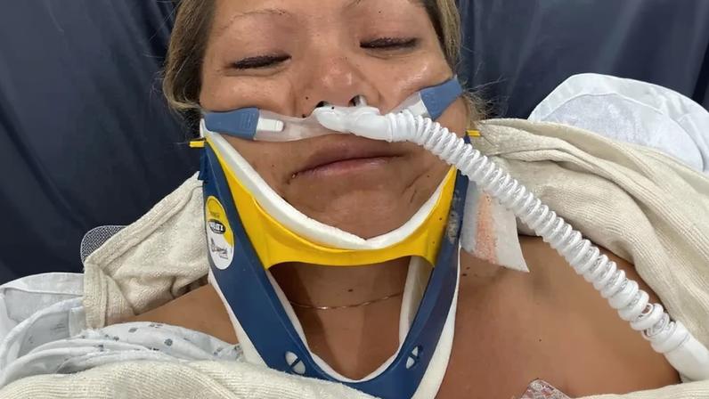 Bae Cadotte se recupera após ser resgatada do mar e receber tratamento para hipotermia e lesão cervical.