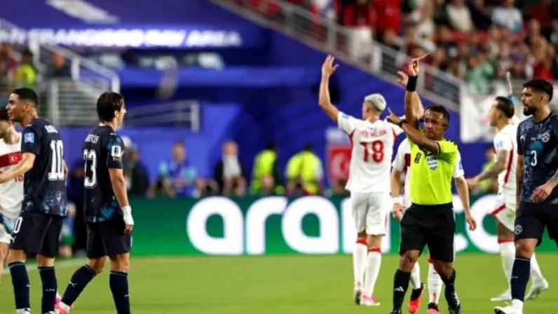 Reação de Miguel Almirón após a expulsão contra a Turquia –