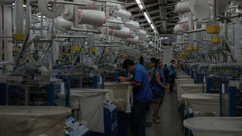 Produção manufatureira mundial avança 0,7% no período, enquanto indústria brasileira cresce apenas 0,2% e entra em queda na comparação anual