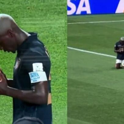 Jogador equatoriano ora de joelhos após derrota na Copa