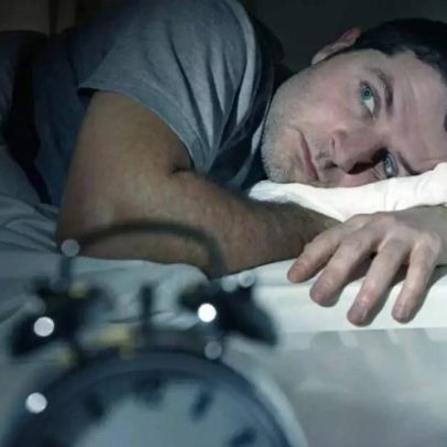 Dormir com a TV ligada pode alterar ciclos de sono, diz estudo