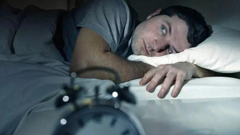 Influências da televisão ligada durante a noite sobre a organização natural dos ciclos de sono -