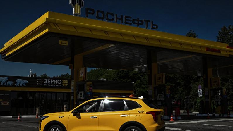 Vista de um posto de gasolina da Rosneft em Moscou, em 24 de junho de 2026.