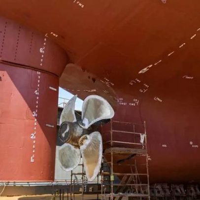 Por que o fundo de navios é vermelho? A tinta anti-fouling explica