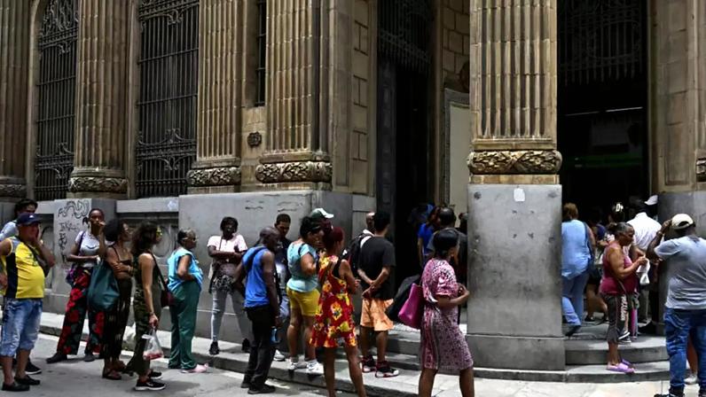 Pessoas fazem fila para retirar dinheiro em Havana, após paralisação de operações com cartões Visa e Mastercard no país. (03/06/2026)