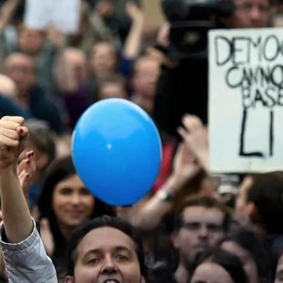 Britânicos enfrentam loop de desconfiança na democracia; há esperança
