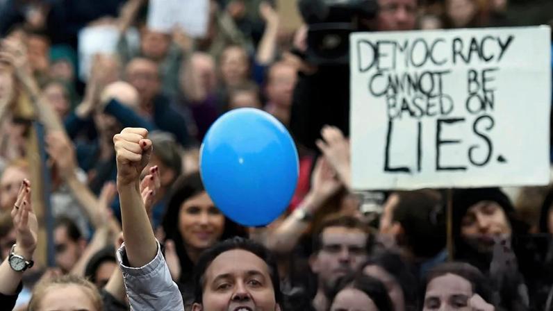 Britânicos enfrentam loop de desconfiança na democracia; há esperança