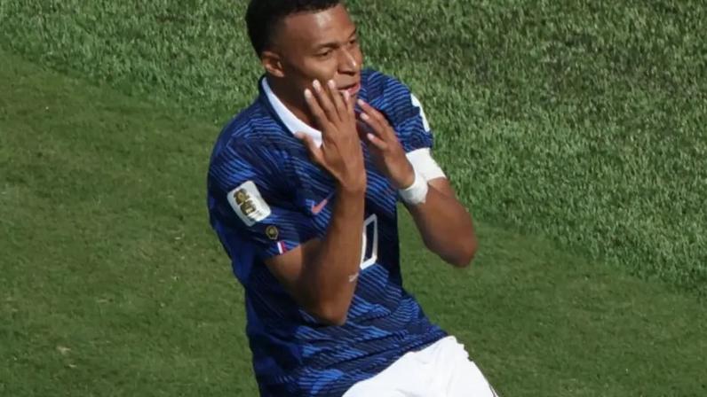 Mbappé celebra um de seus gols contra Senegal na Copa do Mundo